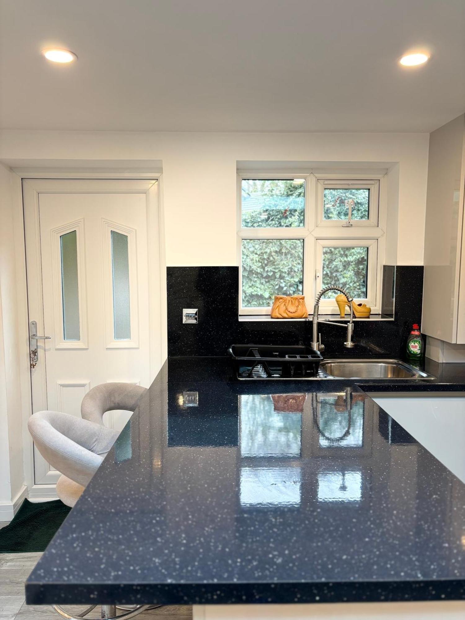 Newly Build 2Br Property With Free Parking High Wycombe Eksteriør bilde